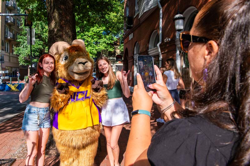 2 students pose for a picture with Rammy